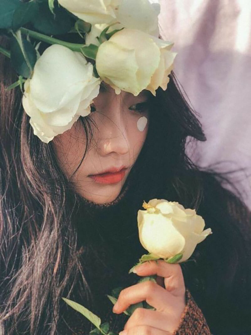 girl cầm hoa buồn xinh