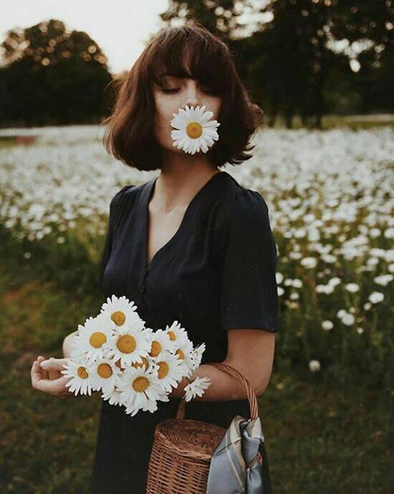 girl cầm hoa buồn cute