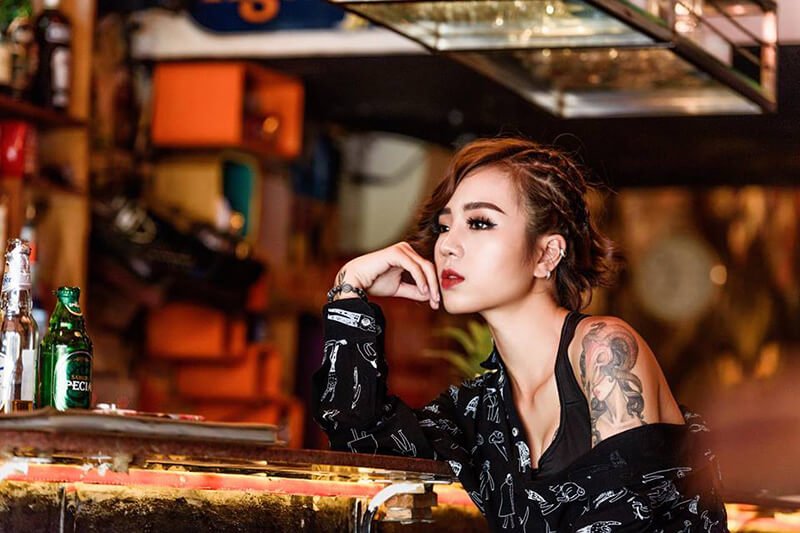 tattoo girl in bar ngầu