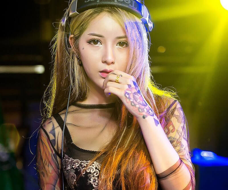 tattoo girl in bar xinh