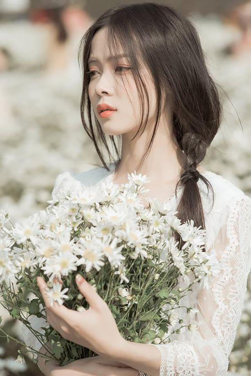 girl cầm hoa buồn