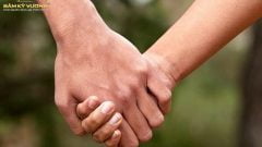 Cách nắm tay người yêu tiết lộ bí mật mối quan hệ