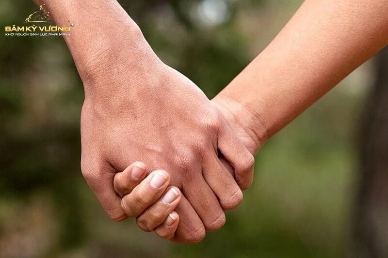 Cách nắm tay người yêu tiết lộ bí mật mối quan hệ